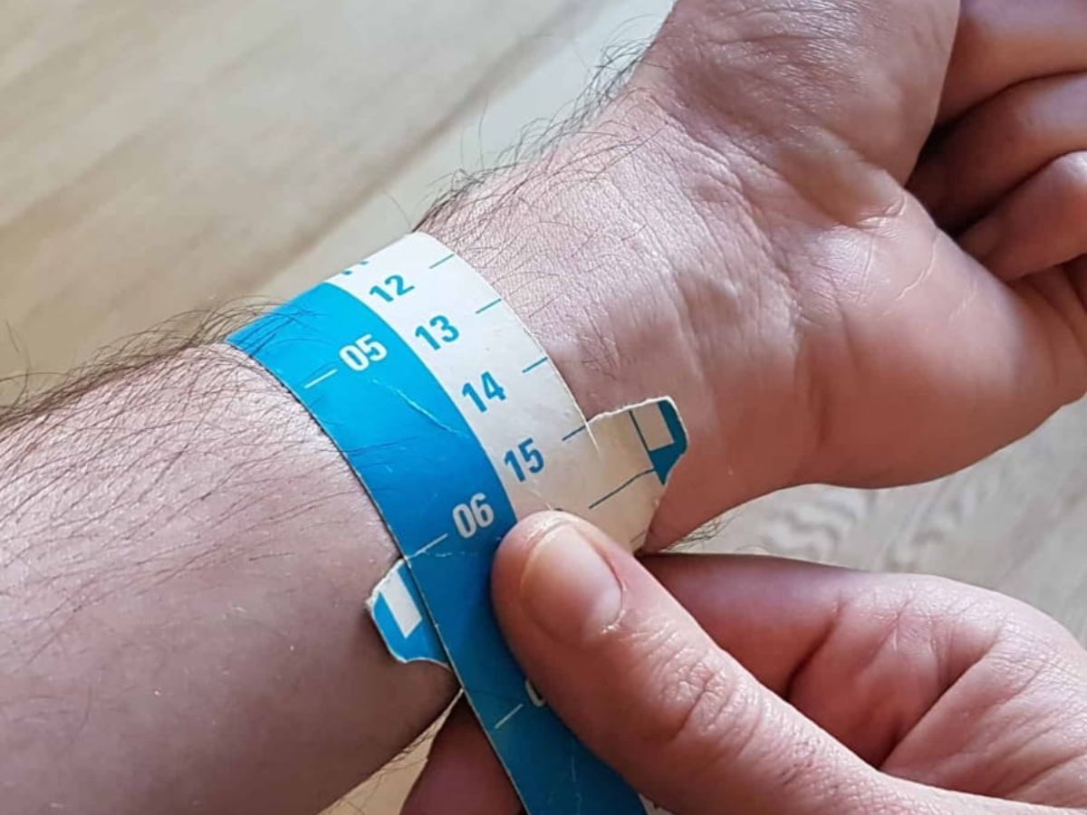 Đo chu vi cổ tay để chọn đồng hồ vừa vặn 