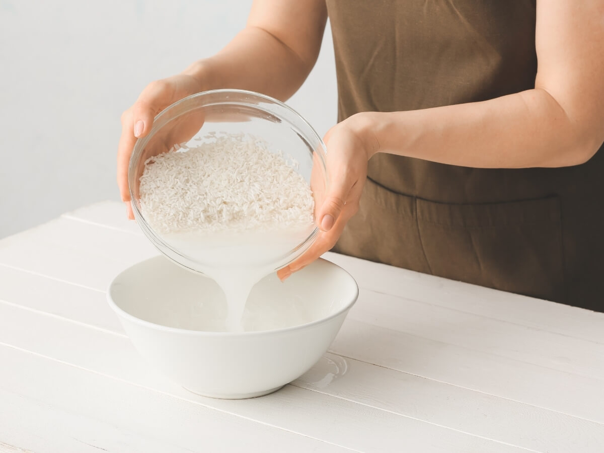 Nước vo gạo trị mụn nhẹ, làm sáng da và se khít lỗ chân lông