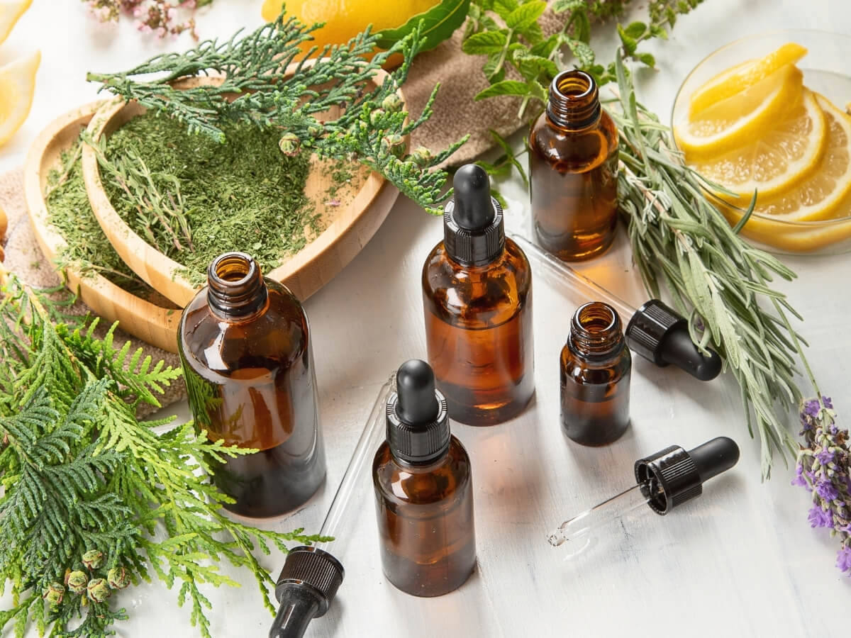 Tinh dầu tràm trà trị mụn nhờ kháng khuẩn, kháng viêm, hỗ trợ làm dịu da.
