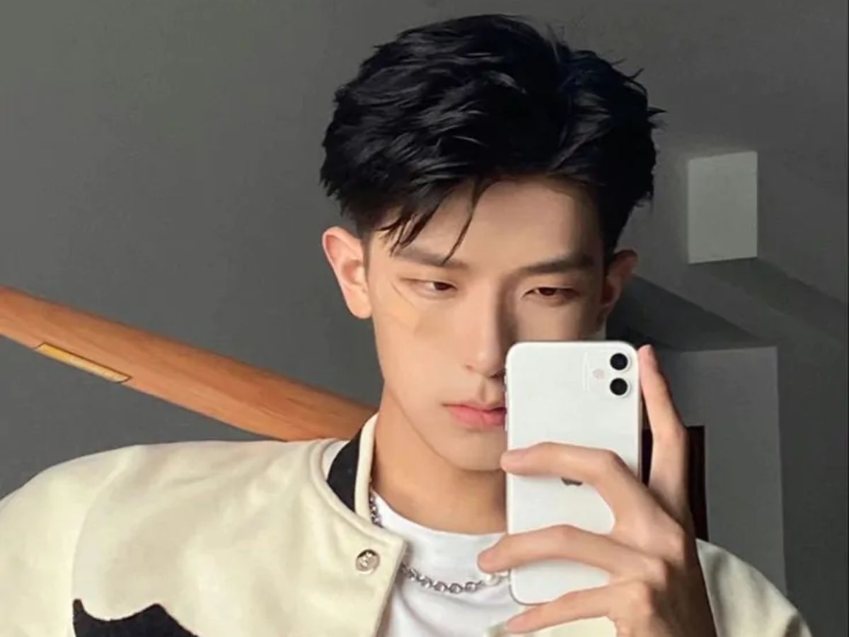 Chụp ảnh tự sướng trước gương 