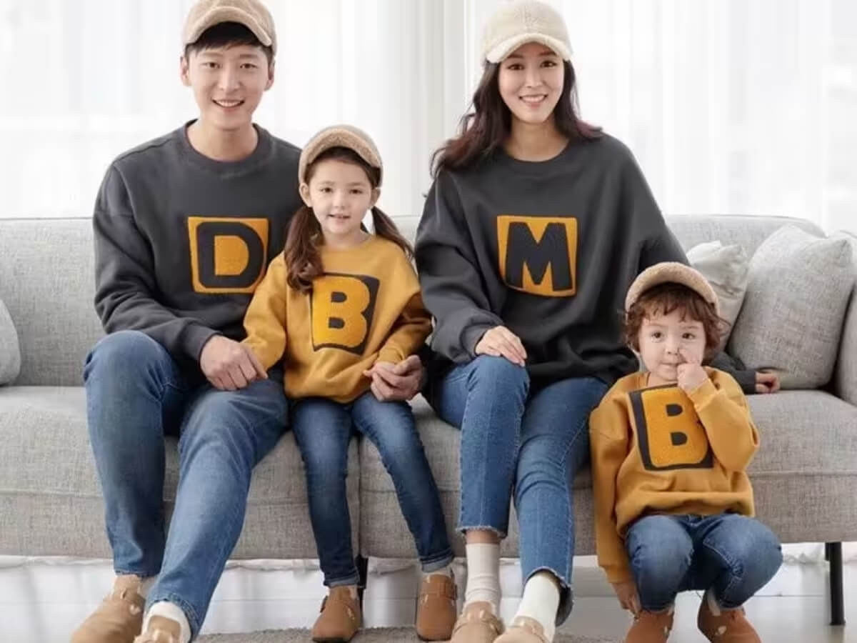 Phối áo hoodie gia đình với quần jeans/kaki 